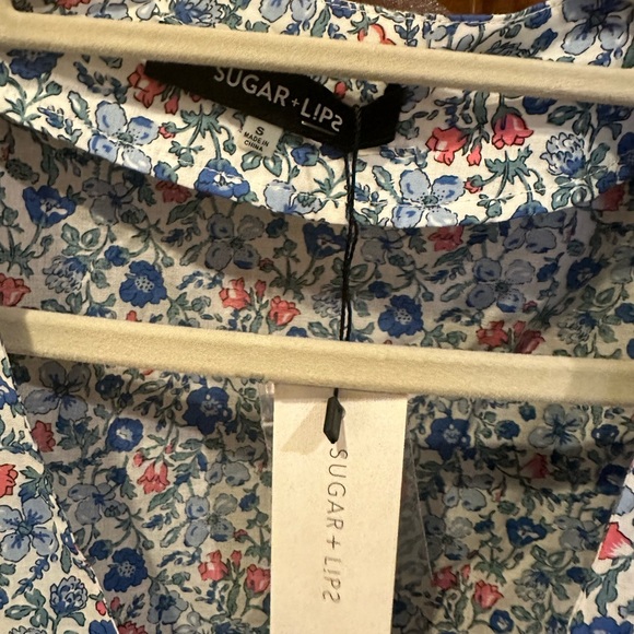 Cute button top - Picture 3 of 3